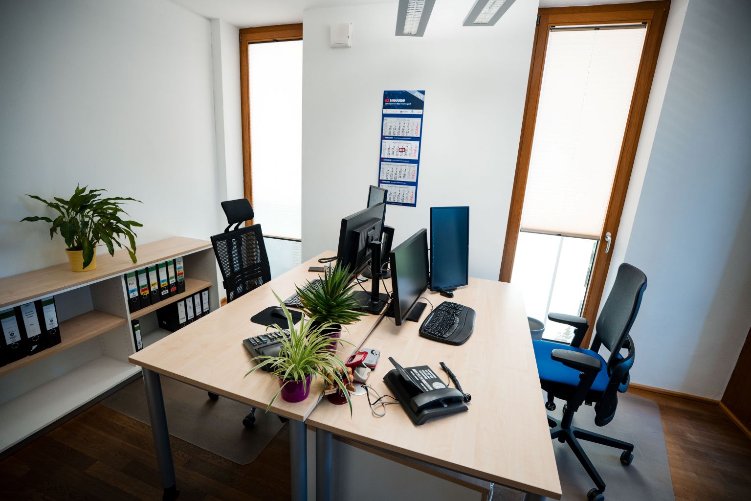 Arbeitsplatz mit zwei Bildschirmen
